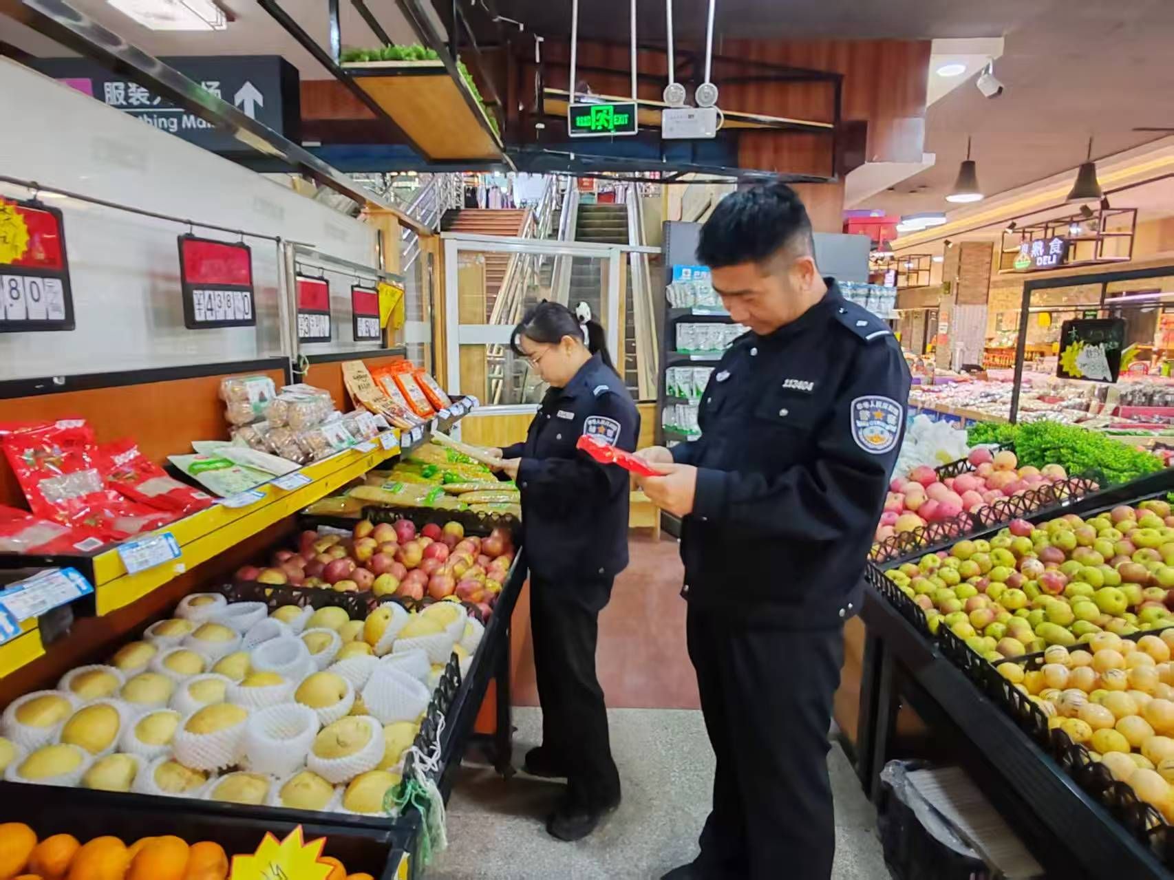 磴口縣公安局環(huán)食藥偵大隊(duì)聯(lián)合市場監(jiān)管部門開展節(jié)前食品安全專項(xiàng)檢查，守護(hù)群眾“舌尖上的安全”